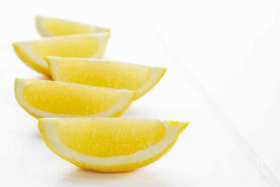 removing odor from a mini fridge using lemon wedges